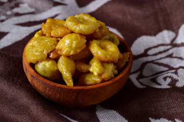 Sweet emping is a type of snack or snack made from melinjo or belinjo seeds. Sweet Emping has a slightly bitter and sweet taste due to the addition of sugar caramel.