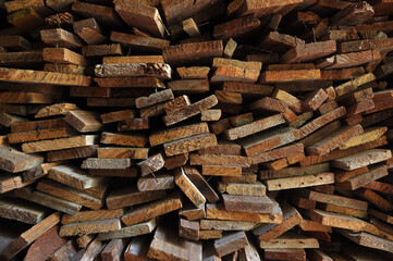 madeiras picadas para lenha em pilha 
