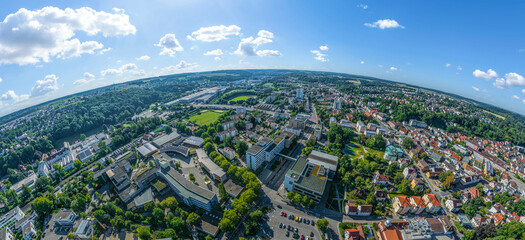 Die Hochschulstadt Biberach in der schwäbischen Region Donau-Iller von oben, Blick ins Rißtal zum Schulzentrum