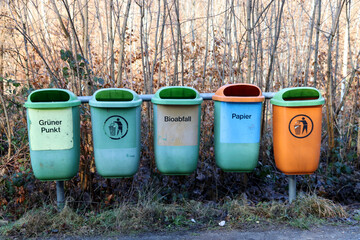 Mülltonnen in einem Wald nahe dem Bodensee