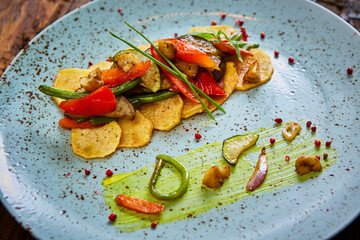 Potato Chips with sweet pepper, aubergine and asparagus.