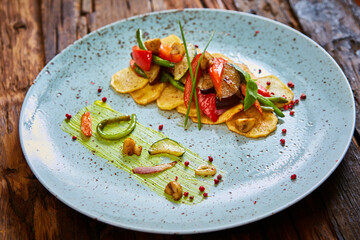 Potato Chips with sweet pepper, aubergine and asparagus.
