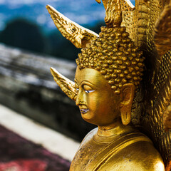 Buda en la cima del templo de la Cueva del Tigre