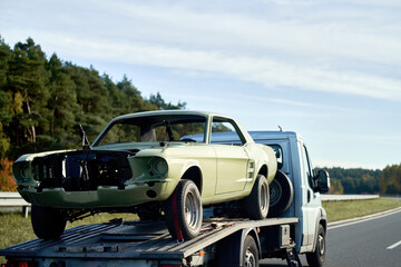 A car crash on the highway leads to the arrival of a tow truck. The transporter picks up the...