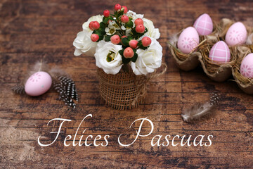 Felices Pascuas: Decoración de Pascua con ramo de flores y huevos de Pascua sobre una mesa...