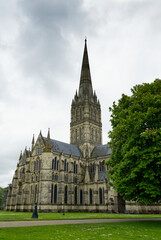 Fototapeta premium Kathedrale in Salisbury an einem wolkigen Tag