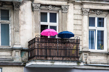 Parasolki na balkonie starego domu