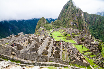 Machu Pichu w zamglony poranek - obrazy, fototapety, plakaty