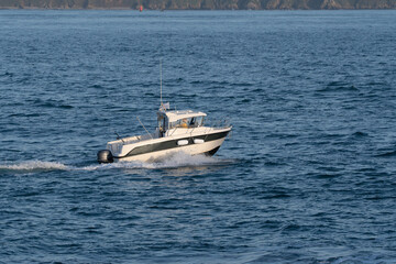Une petite vedette qui rentre au port