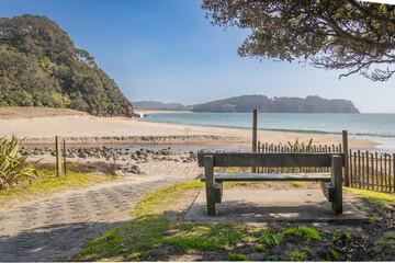 Obraz premium wooden bench at hot water beach in new zealand