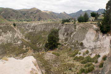 Paisaje Naturaleza Montañas Valle Viajar Nubes Día Soleado Nublado Plantas Bosque Páramo Árboles Césped Verde Flora Amarillo Azul 