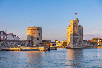 Tours du Vieux-Port de La Rochelle au soleil couchant - obrazy, fototapety, plakaty