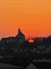 Naklejka premium Orangefarbener Sonnenuntergang auf dem Frauenberg in Fulda, Hessen, Deutschland
