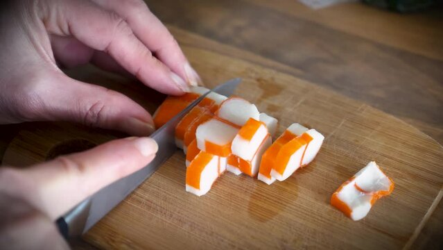 Cutting surimi into slices