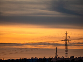 Strommasten am Abend