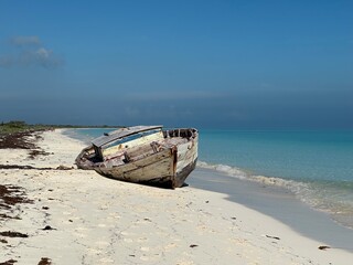 Un bateau sur la plage