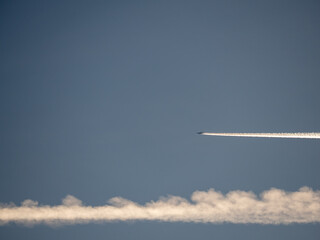 Kondensstreifen durch viel Flugverkehr