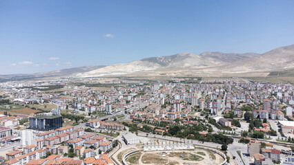 Naklejka premium Das alte und schöne Nigde im Herzen Anatoliens mit Bergen und Gebäuden vor der Restaurierung