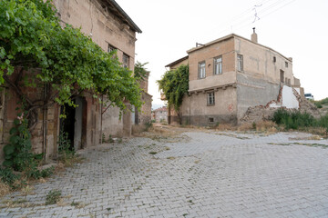 Fototapeta na wymiar Das alte und schöne Nigde im Herzen Anatoliens mit Bergen und Gebäuden vor der Restaurierung
