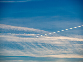 Kondensstreifen durch viel Flugverkehr