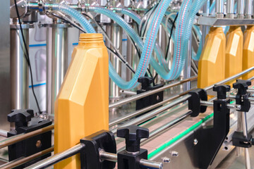 Production line on a conveyor for filling plastic cans and bottles
