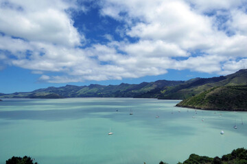 入江に停泊するヨット