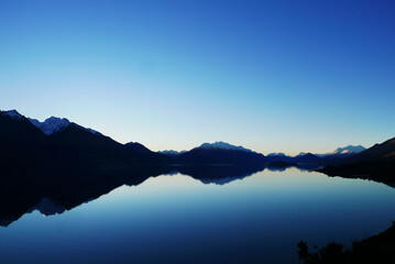 湖面に写る山並み