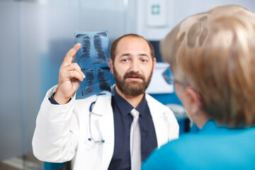 Obraz premium Retired senior patient receives consultation and assistance for back pain and spinal pressure from a physiotherapist doctor. Stretching exercises aid in rehabilitation and physical recovery.