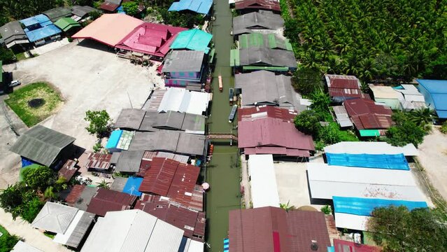 D&eacute;couvrez le march&eacute; flottant embl&eacute;matique de Bangkok : canaux anim&eacute;s, bateaux color&eacute;s, saveurs exotiques. Plongez dans la culture tha&iuml;landaise (vue a&eacute;rienne 4K)