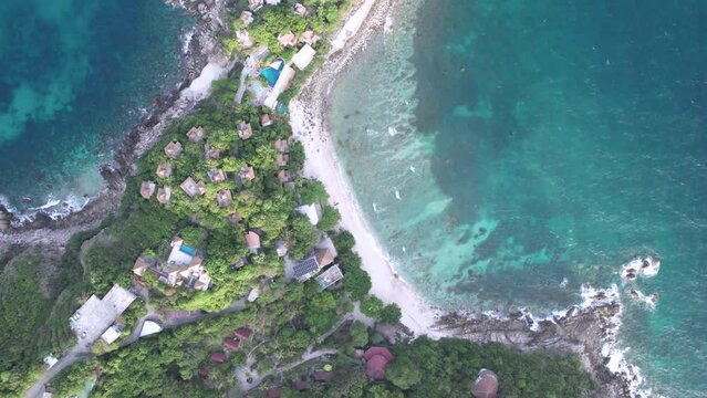 L&rsquo;&icirc;le paradisiaque de Koh Tao (vue a&eacute;rienne) avec ses rochers et ses plages de sable blanc, ses cabanes le long de la c&ocirc;te et sa for&ecirc;t tropicale, Tha&iuml;lande, Asie du Sud-Est