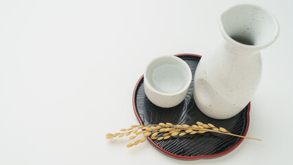 日本酒イメージ｜徳利とお猪口と稲