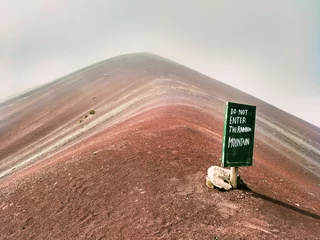 Papier Peint photo autocollant Vinicunca This breathtaking photo captures the mesmerizing beauty of Vinicunca, also known as Rainbow Mountain, in the Andes mountains of Peru. 