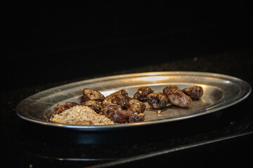 Churrasco de coração de frango com farofa 