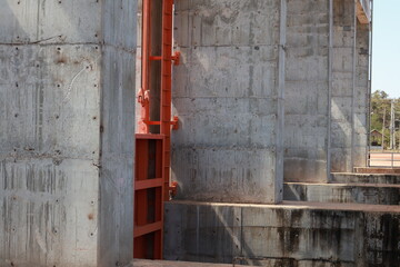 The floodgates were opened and closed with steel gates tied to wire ropes.