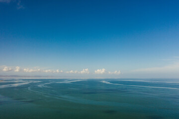 Vista aerea de drone del horizonte separando el cielo de mar