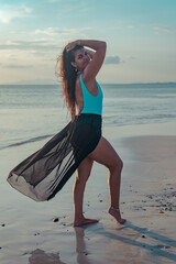 Hermosa latina mujer modelando en la playa de isla de margarita en Venezuela