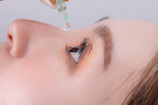 目薬をさす女性　woman applying eye drops