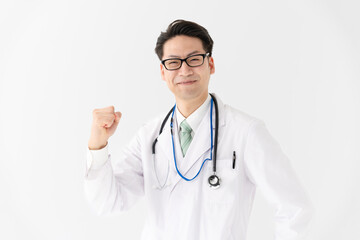ガッツポーズをする男性医師