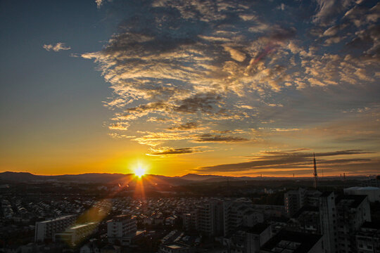 Horizonte em Chamas: O Adeus Di&aacute;rio do Sol