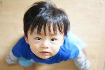 上を向いてこちらを見つめている子供 / A child looking up and gazing at you