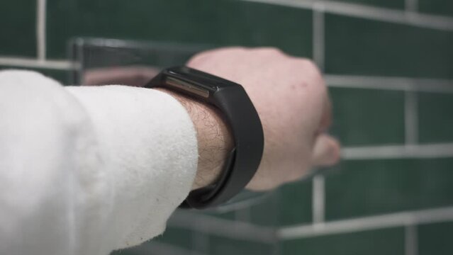 Slow motion look at turning off a new luxury tub faucet.