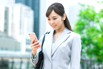 スマートフォンを持ったビジネス ウーマン