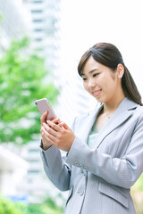 スマートフォンを持ったビジネス ウーマン