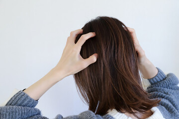頭を抱える女性　ストレスイメージ