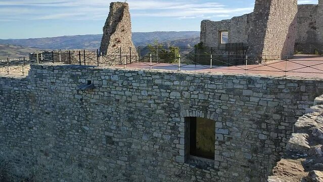 Castropignano - Panoramica dei resti di Castello D'Evoli dal terrazzo