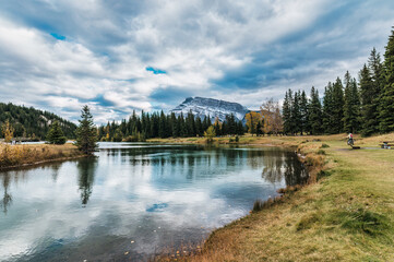 Fototapeta premium Cascade ponds with mount rundle and wooden bridge in autumn park at Banff national park