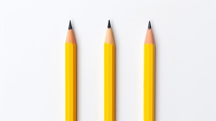 Drei gelbe Bleistifte auf weißem Hintergrund 