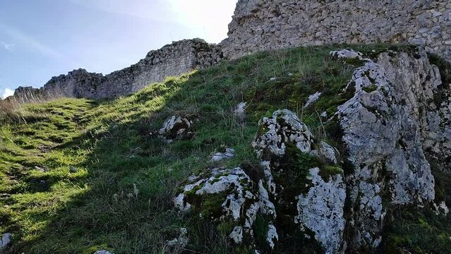 Civita Superiore - Panoramica del castello dall'antica porta di accesso