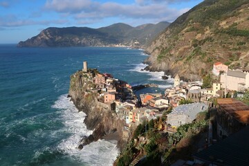 Les Cinque Terre en Ligurie, panorama sur la côte et le village de Vernazza, sur la riviera italienne, au bord de la mer Méditerranée (Italie)