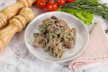 Fried turkey liver with herbs in cream sauce